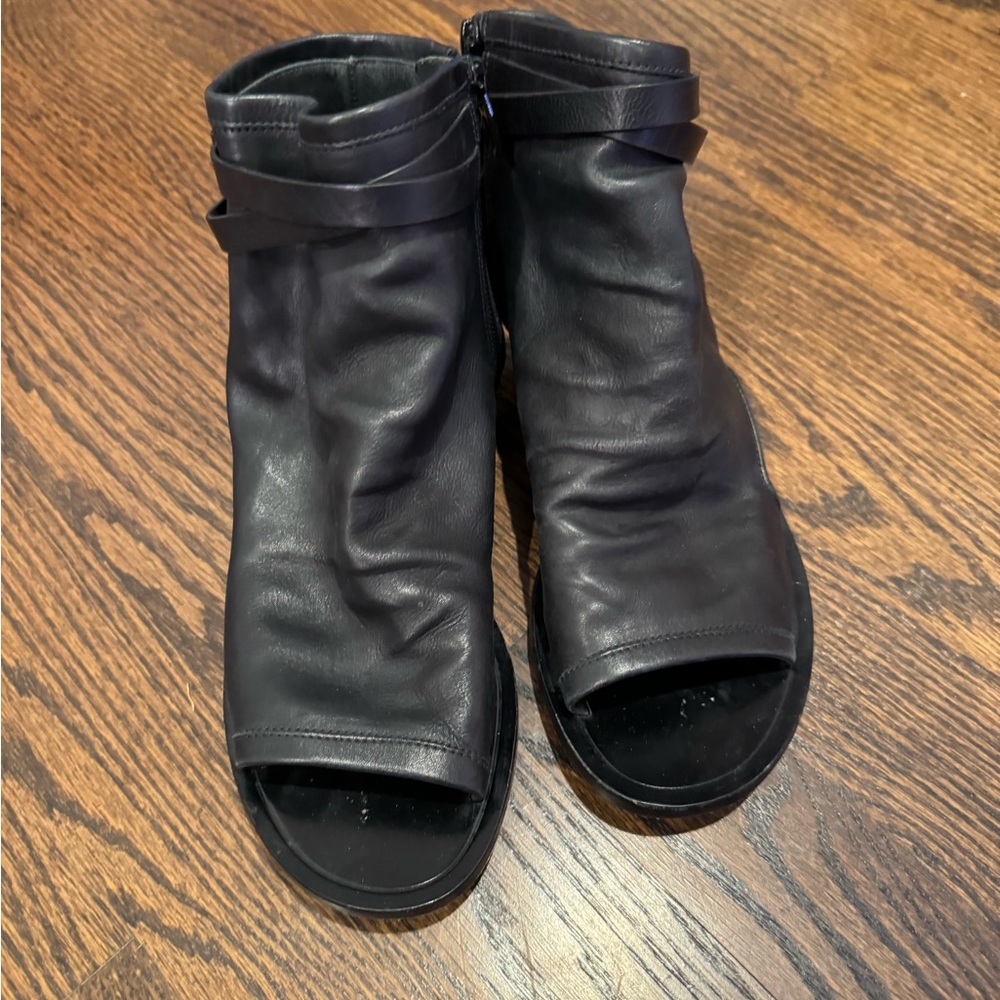 Vince peep toe Thalia sandals - size 6 narrow